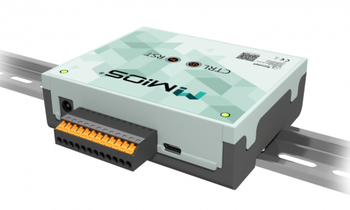 mios-hutschine-v2 M!OS Hardware auf Hutschinenmodul von schräg oben fotografiert, so das mehr von der Rückseite und dem stecker zu sehen ist.