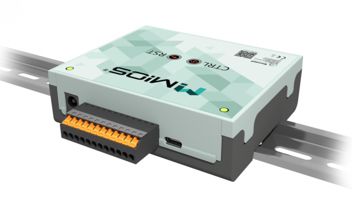 M!OS Hardware auf Hutschinenmodul von schräg oben fotografiert, so das mehr von der Rückseite und dem stecker zu sehen ist.